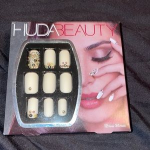 HUDA BEAUTY press on nails
